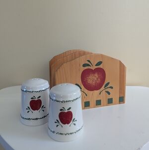 WOODEN APPLE VINTAGE SALT & PEPPER SHAKERS